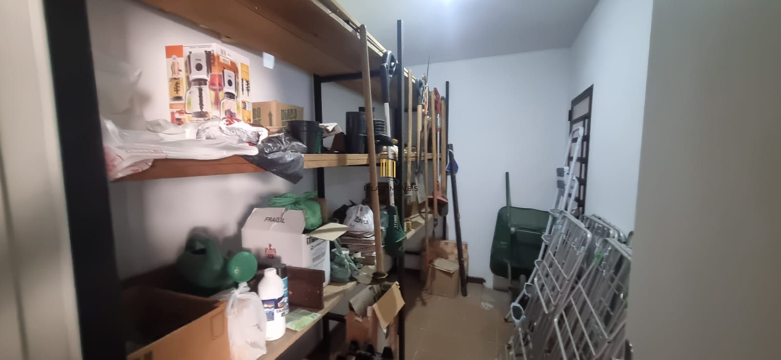 Ótima casa com 3 dormitórios sendo 1suíte e garagem para 4 carros.