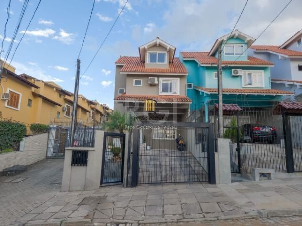 Casa em Porto Alegre, no bairro Vila Conceição, com 3 dormitório(s), e 3 banheiros, à venda.