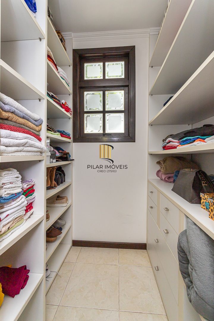 Casa de 272m², 4 dormitórios, 2 suítes e 4 vagas de garagem, no bairro Ipanema, próxima à orla do Guaíba.