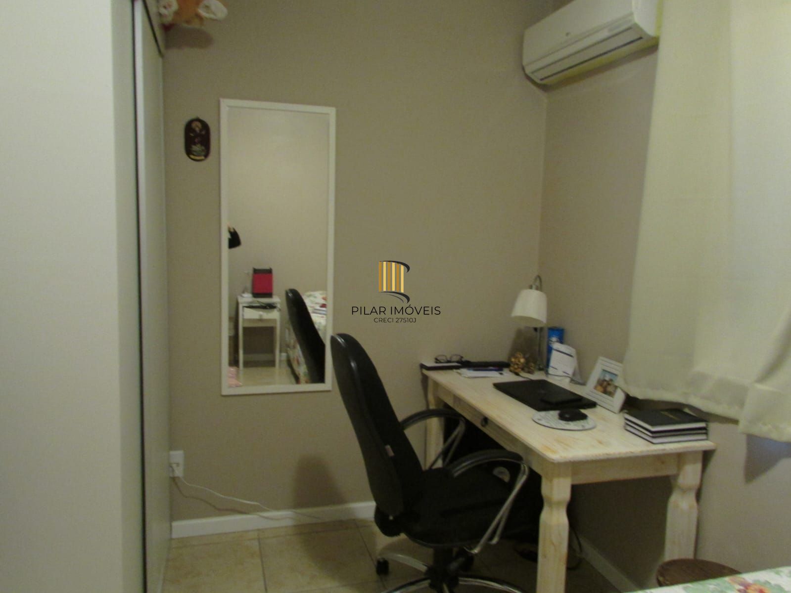 Casa na Zona sul de Porto Alegre com 02 dormitórios e pátio.