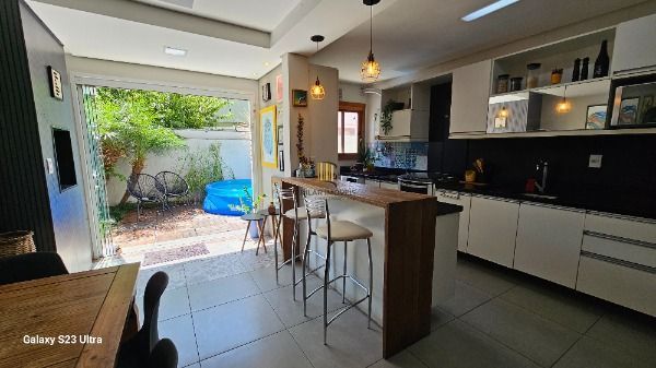 Casa em Porto Alegre, no bairro Hípica, com 3 dormitório(s), e 3 banheiros, à venda.