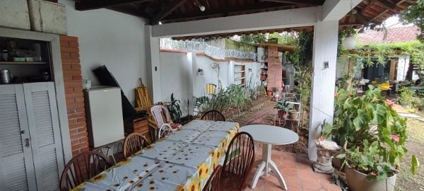 Casa em Porto Alegre, no bairro Jardim Isabel, com 5 dormitório(s), e 5 banheiros, à venda.