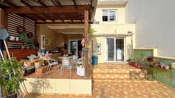 Casa Condominio em Porto Alegre, no bairro Vila Nova, com 3 dormitório(s), e 3 banheiros, à venda.