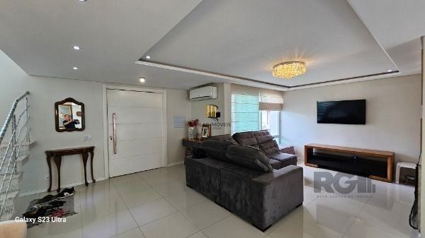 Casa em Porto Alegre, no bairro Hípica, com 3 dormitório(s), e 3 banheiros, à venda.