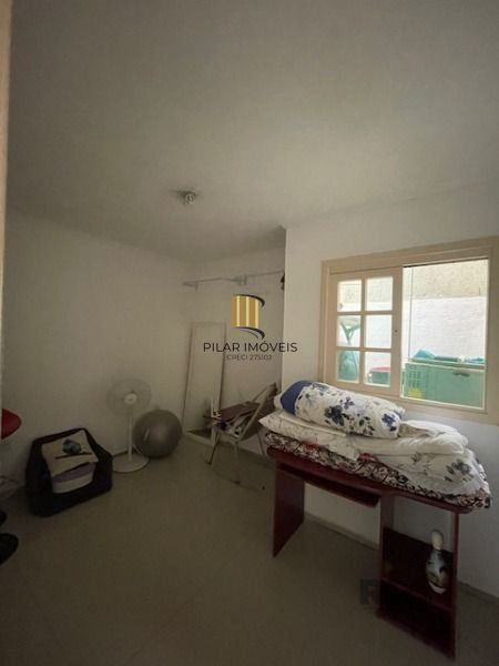 Casa em Porto Alegre, no bairro Hípica, com 2 dormitório(s), e 2 banheiros, à venda.