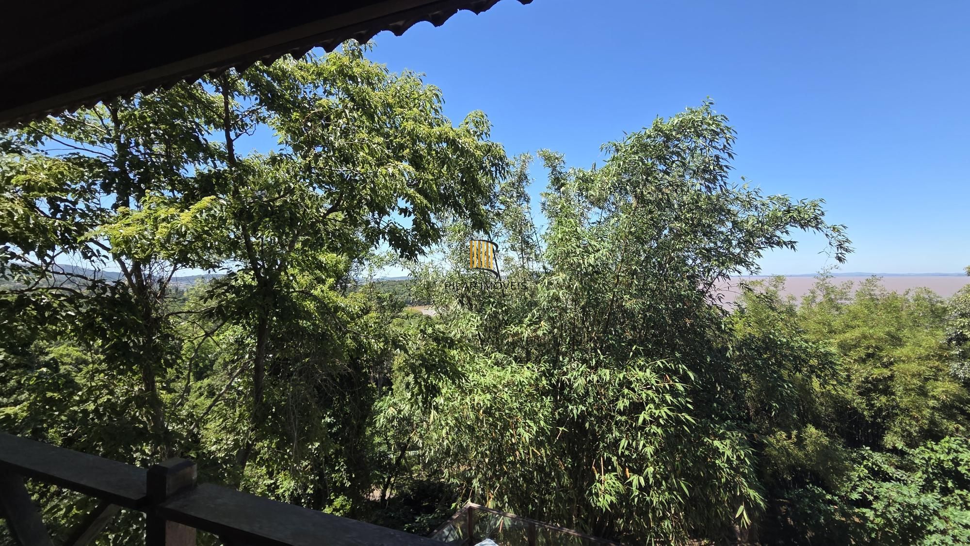 Belíssima residência com 4 dormitórios, 2 suítes com closet e vista deslumbrante para o Guaíba.