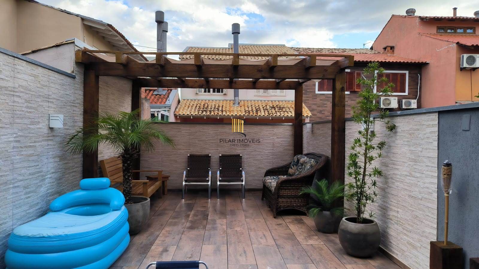 Casa na Zona sul de Porto Alegre com 02 dormitórios e pátio.