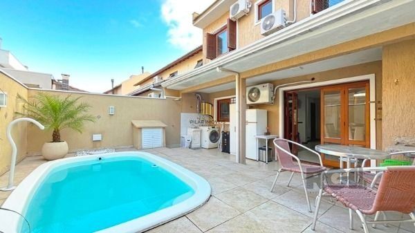Casa em Porto Alegre, no bairro Hípica, com 3 dormitório(s), e 3 banheiros, à venda.