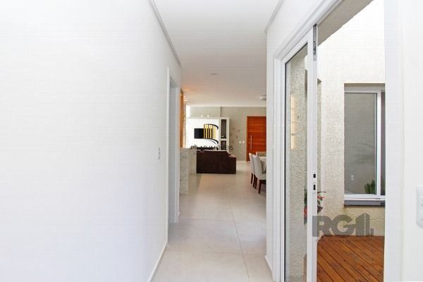 Casa em Porto Alegre, no bairro Espírito Santo, com 3 dormitório(s), e 3 banheiros, à venda.