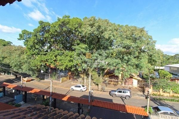 Casa em Porto Alegre, no bairro Ipanema, com 4 dormitório(s), e 4 banheiros, à venda.