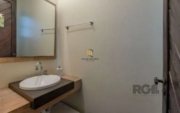 Casa em Porto Alegre, no bairro Aberta dos Morros, com 4 dormitório(s), e 4 banheiros, à venda.