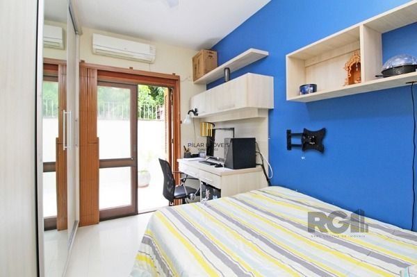 Casa Condomínio em Porto Alegre, no bairro Tristeza, com 3 dormitório(s), à venda.