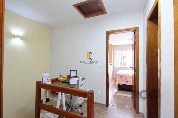 Casa em Porto Alegre, no bairro Campo Novo, com 3 dormitório(s), e 3 banheiros, à venda.