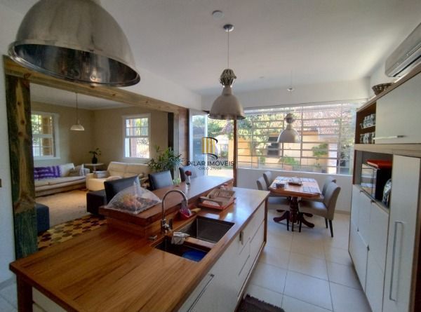 Casa em Porto Alegre, no bairro Vila Nova, com 3 dormitório(s), e 3 banheiros, à venda.
