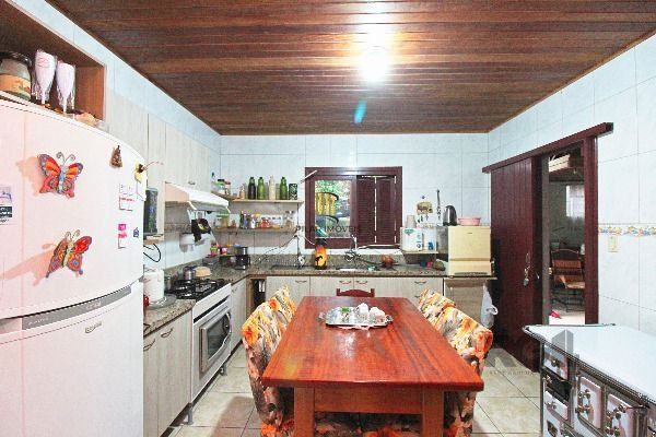 Casa em Porto Alegre, no bairro Ipanema, com 2 dormitório(s), e 2 banheiros, à venda.