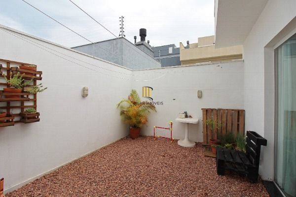 Casa em Porto Alegre, no bairro Hípica, com 3 dormitório(s), e 3 banheiros, à venda.
