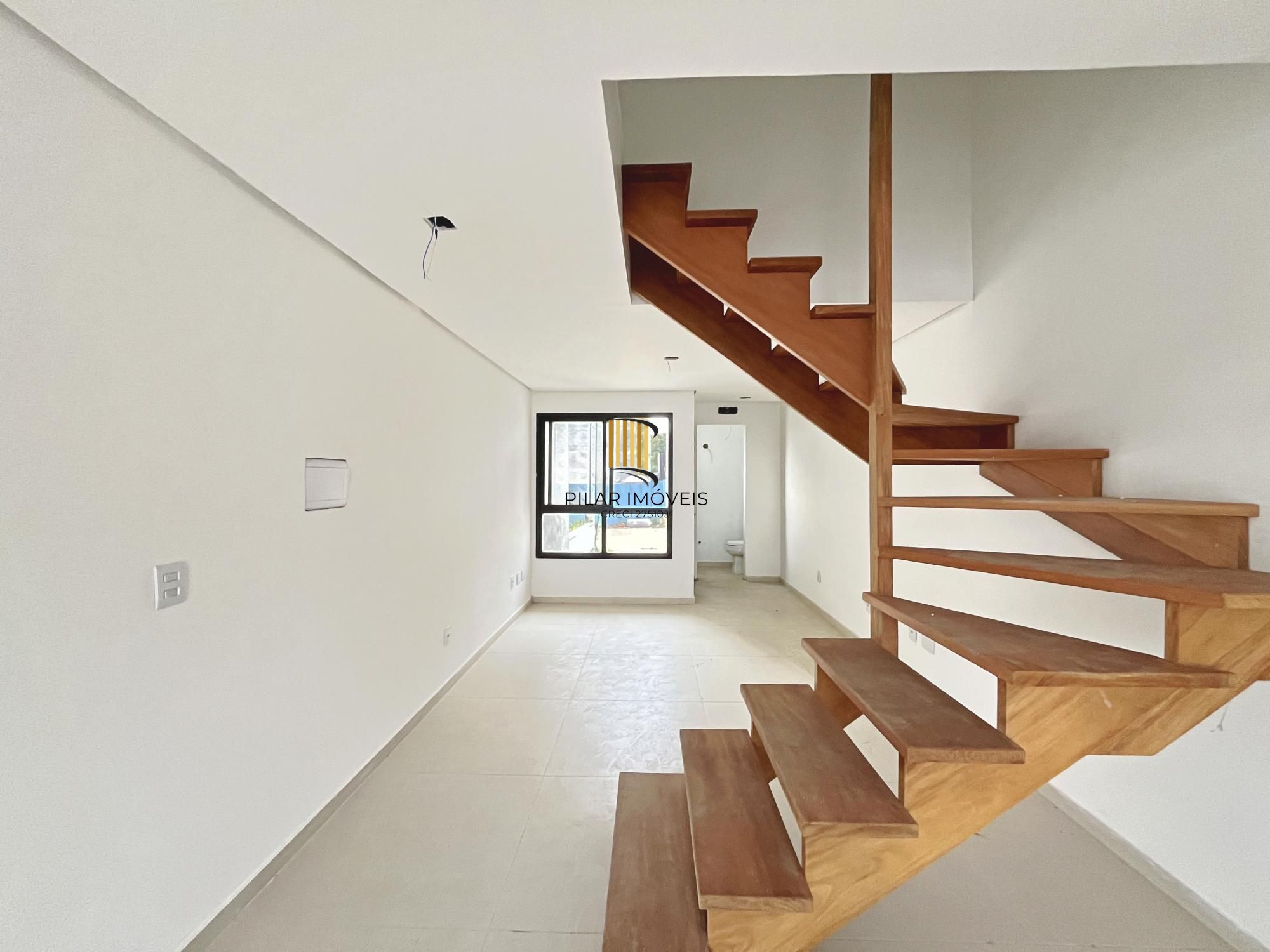 Casa em Porto Alegre, no bairro Hípica, com 2 dormitório(s), e 2 banheiros, à venda.