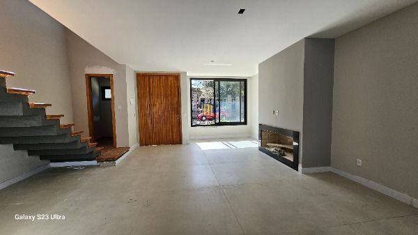 Casa em Porto Alegre, no bairro Ipanema, com 3 dormitório(s), e 3 banheiros, à venda.
