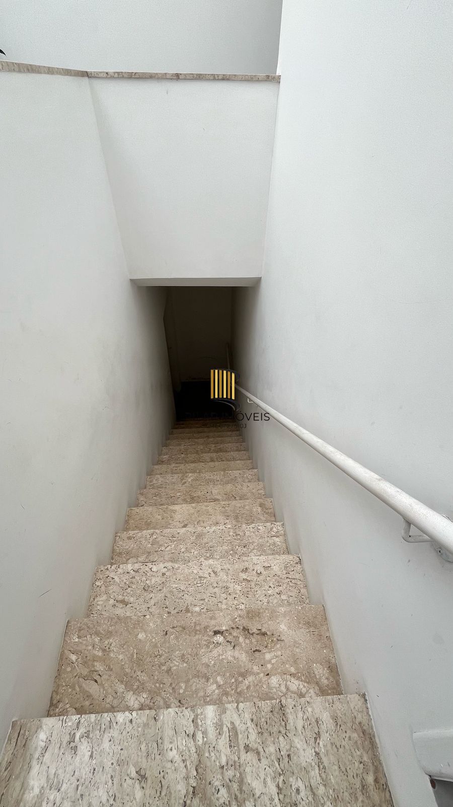 Vendo prédio comercial com 01 loja e 02 apartamentos. Excelente para investimento.