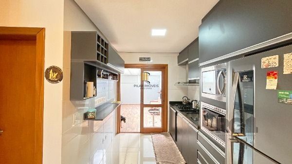 Casa em Porto Alegre, no bairro Guarujá, com 2 dormitório(s), e 2 banheiros, à venda.