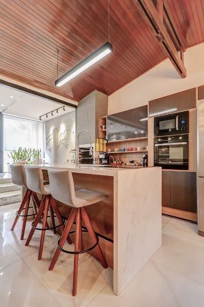 Casa em Porto Alegre, no bairro Tristeza, com 2 dormitório(s), e 2 banheiros, à venda.