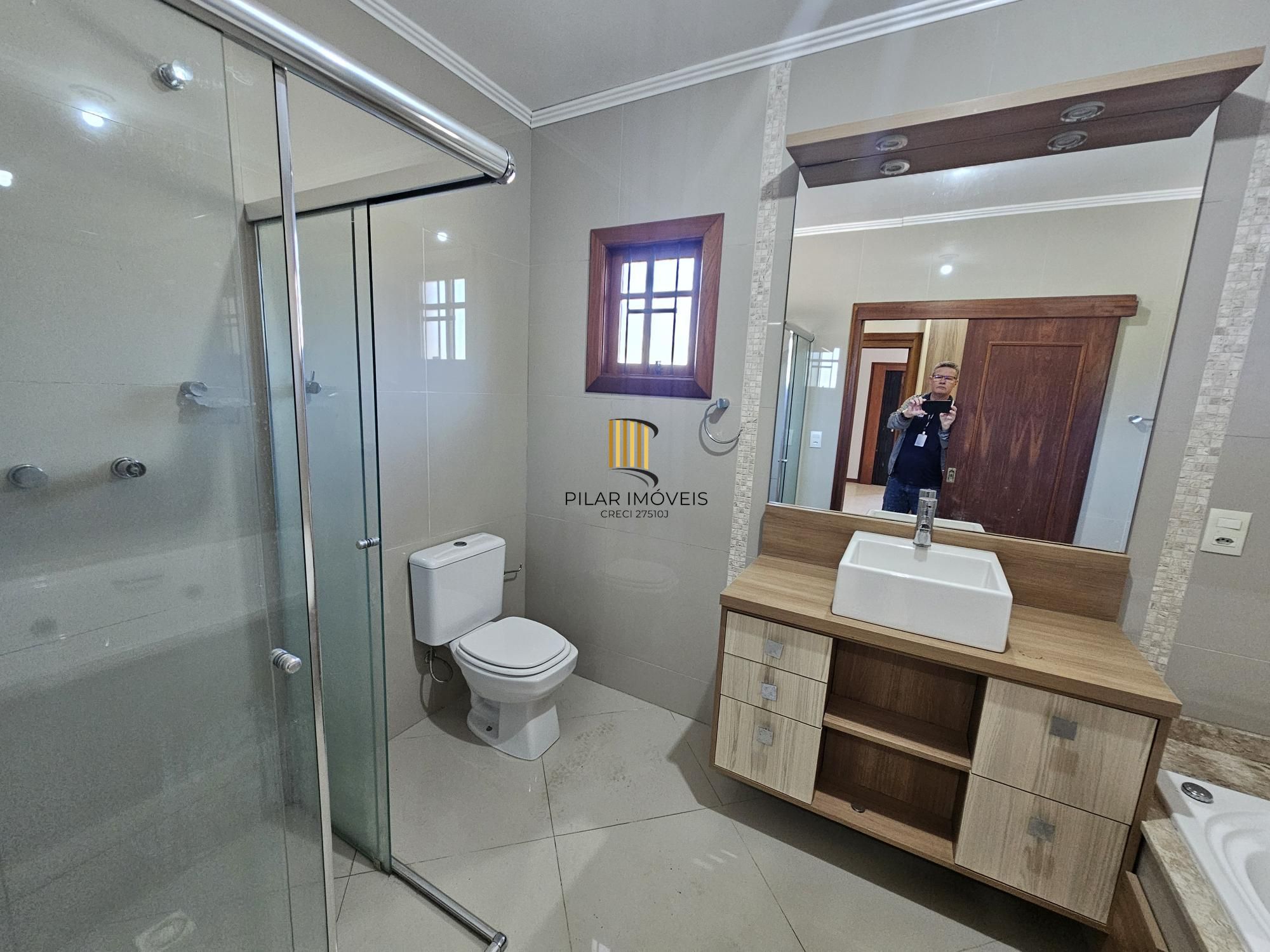 Sobrado 3 dormitórios com lareira, churrasqueira, piscina, 4 vagas garagem com 196,00m² de área construída no bairro Hípica !