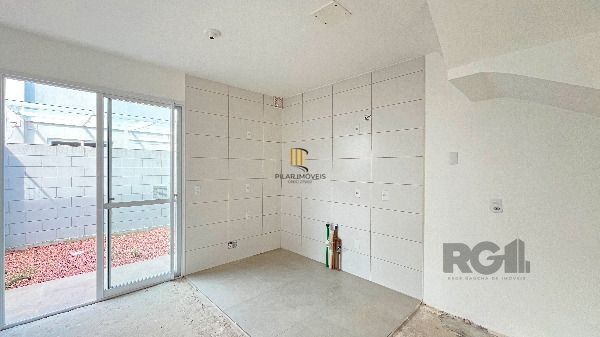 Casa em Porto Alegre, no bairro Vila Nova, com 2 dormitório(s), e 2 banheiros, à venda.