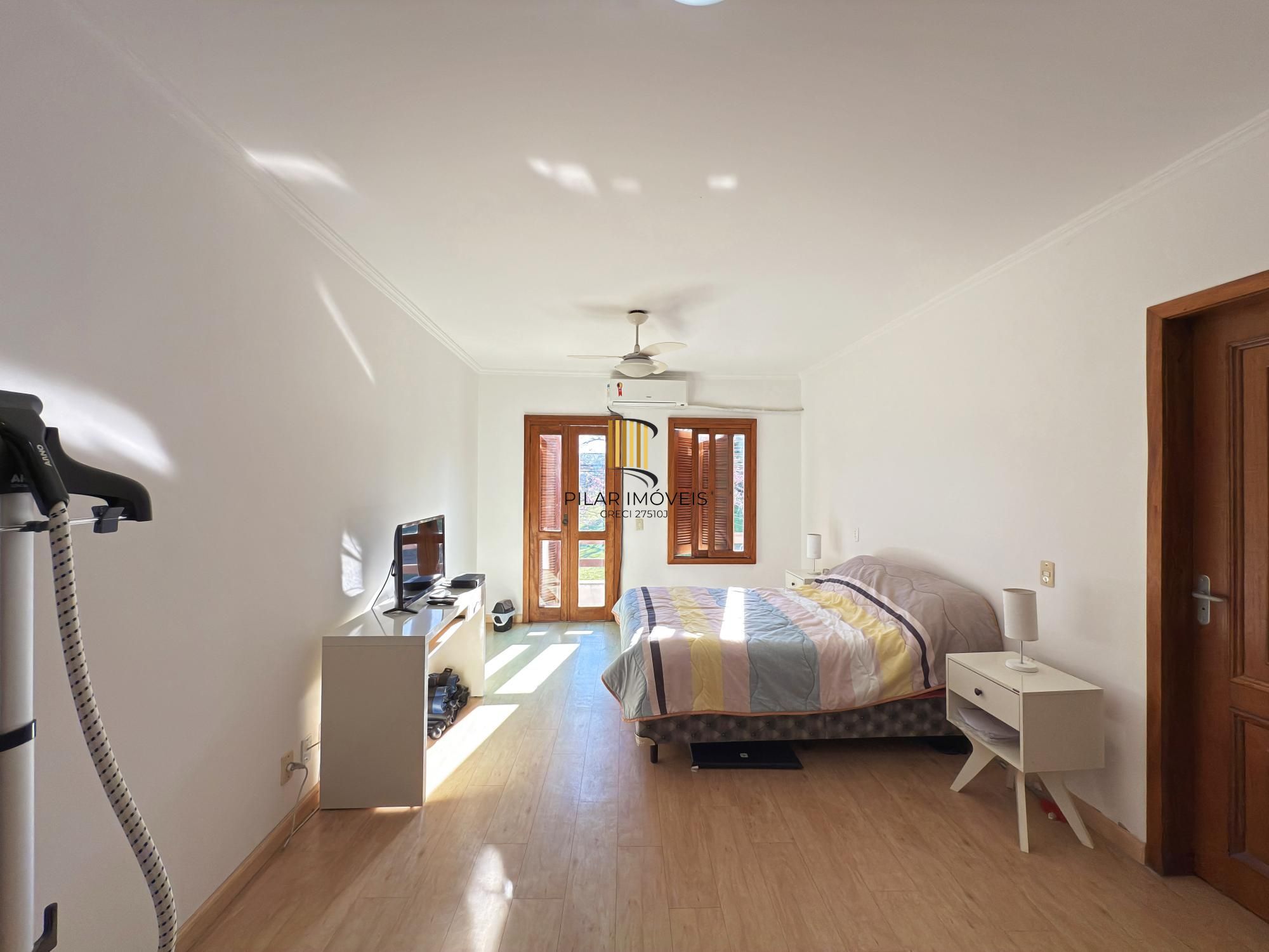 Sobrado a venda no Bairro Hipica de Porto alegre com 04 dormitórios sendo 01 suite