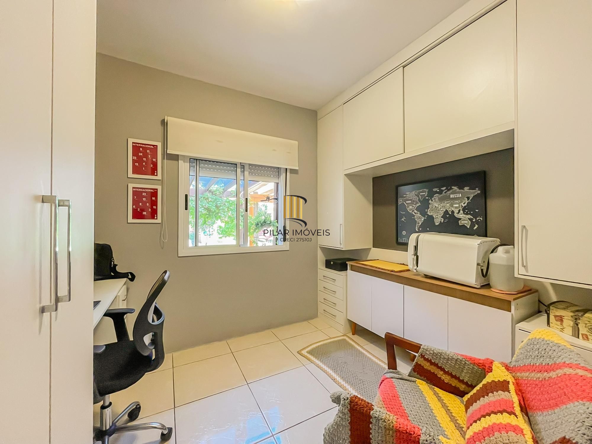 Casa 2 dormitórios em condomínio, semi mobiliada, vaga coberta para 2 carros, lareira e pátio com churrasqueira. Condomínio com infra de lazer completo. Próximo ao comércio e todas as conveniências do bairro.