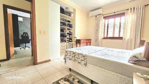 Casa em Porto Alegre, no bairro Vila Nova, com 3 dormitório(s), e 3 banheiros, à venda.