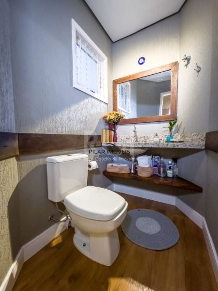 Casa em Porto Alegre, no bairro Vila Conceição, com 3 dormitório(s), e 3 banheiros, à venda.