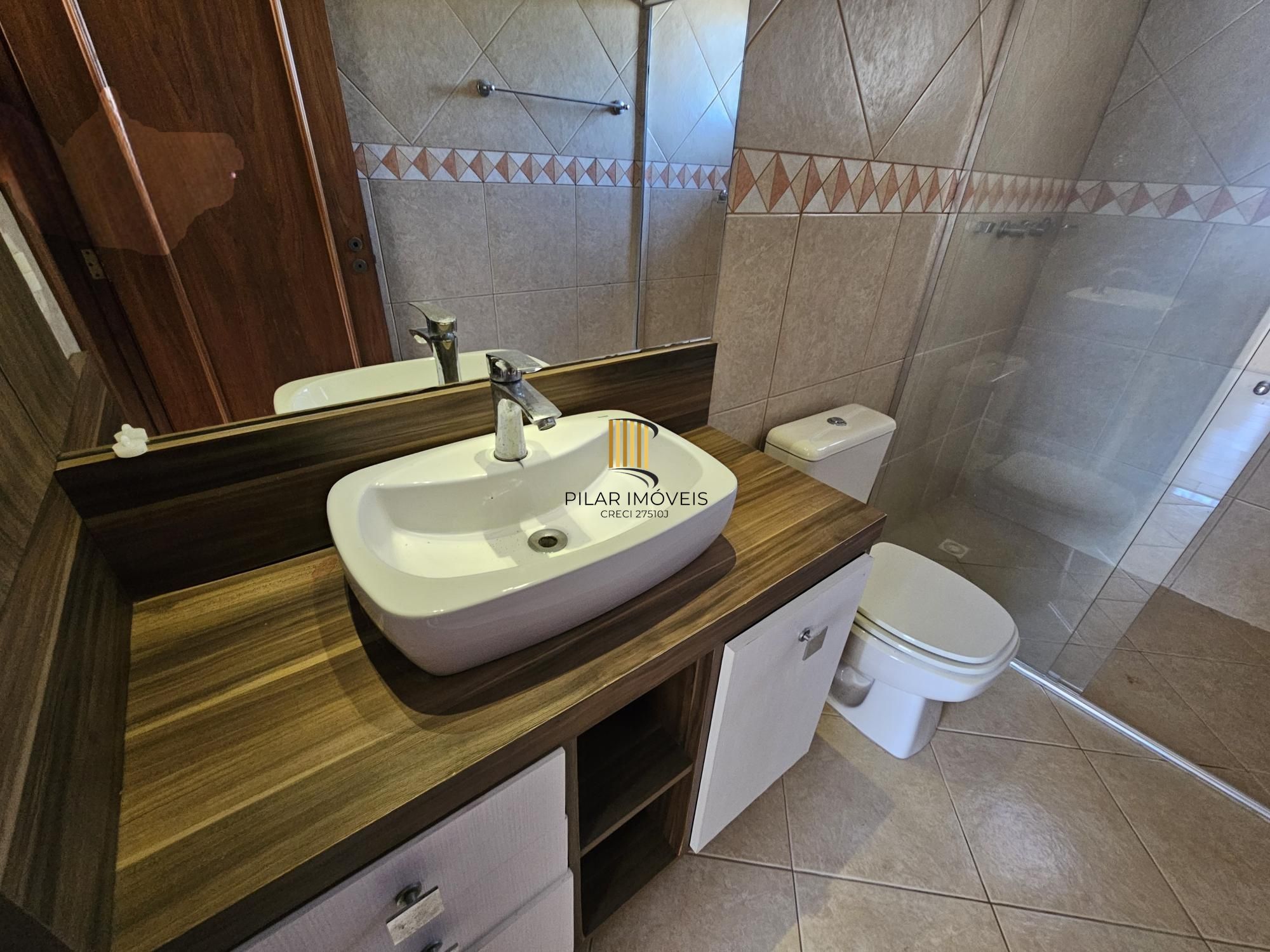 Sobrado 3 dormitórios com lareira, churrasqueira, piscina, 4 vagas garagem com 196,00m² de área construída no bairro Hípica !