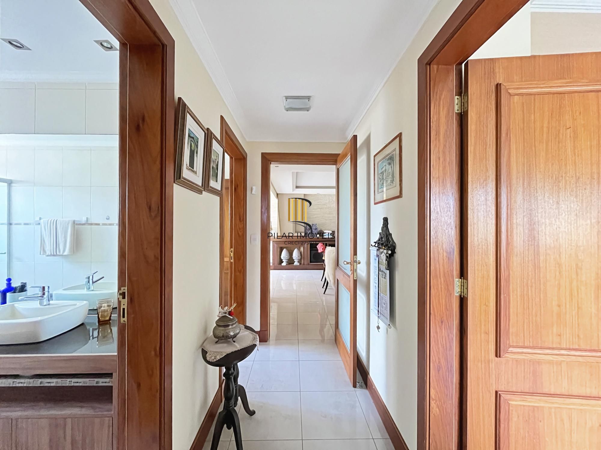 Apartamento na Tristeza  com 3 dormitórios, 1 suite, sacada , churrasqueira e 3 vagas