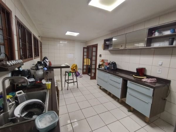 Casa em Porto Alegre, no bairro Vila Nova, com 4 dormitório(s), e 4 banheiros, à venda.