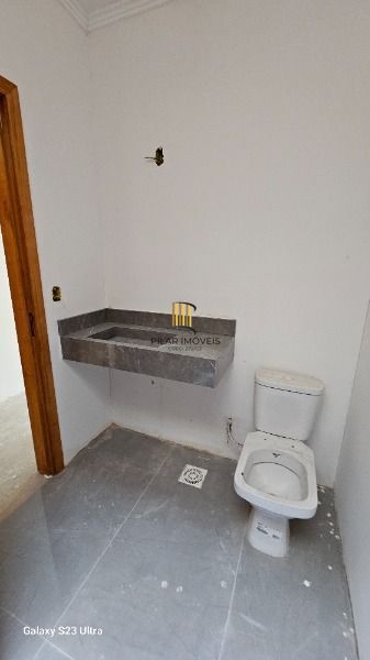 Casa em Porto Alegre, no bairro Ipanema, com 3 dormitório(s), e 3 banheiros, à venda.