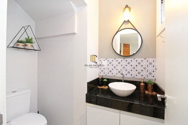 Casa em Porto Alegre, no bairro Hípica, com 3 dormitório(s), e 3 banheiros, à venda.