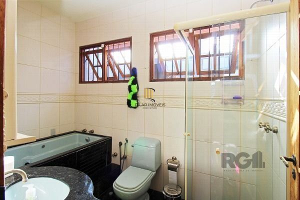 Sobrado em Porto Alegre, no bairro Vila Nova, com 3 dormitório(s), e 3 banheiros, à venda.