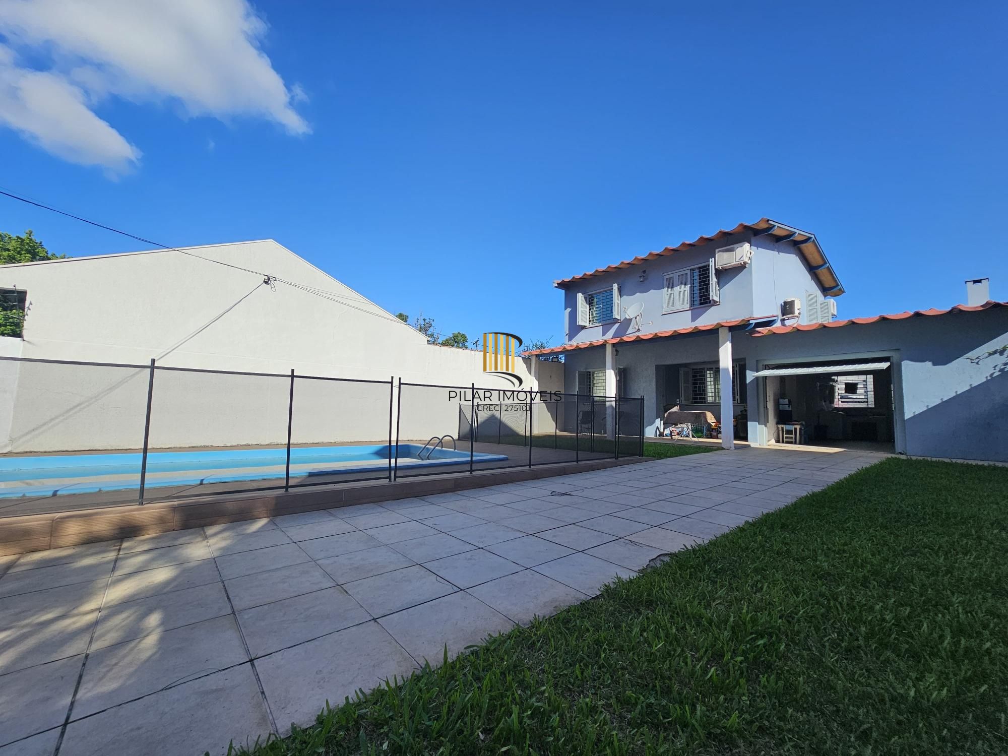 Casa com piscina terreno 10x30 zona sul de Porto Alegre - Pilar Imóveis