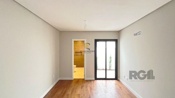 Casa em Porto Alegre, no bairro Hípica, com 3 dormitório(s), e 3 banheiros, à venda.