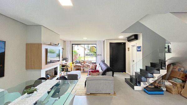 Casa 3 dormitórios no bairro Hípica