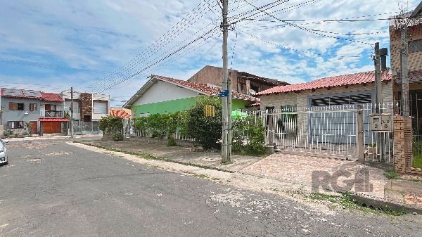 Casa em Porto Alegre, no bairro Hípica, com 2 dormitório(s), e 2 banheiros, à venda.