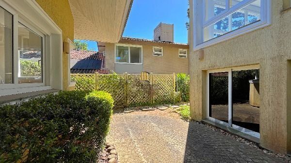 Casa no Jardim do Sol com 4D, sendo 2 suítes e 4 vagas de garagem