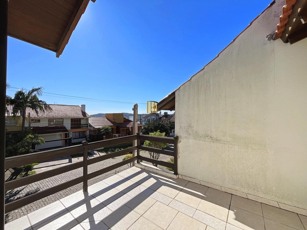 Ótima residência com 3 dormitórios, sendo 1 suíte, lareira e piscina.