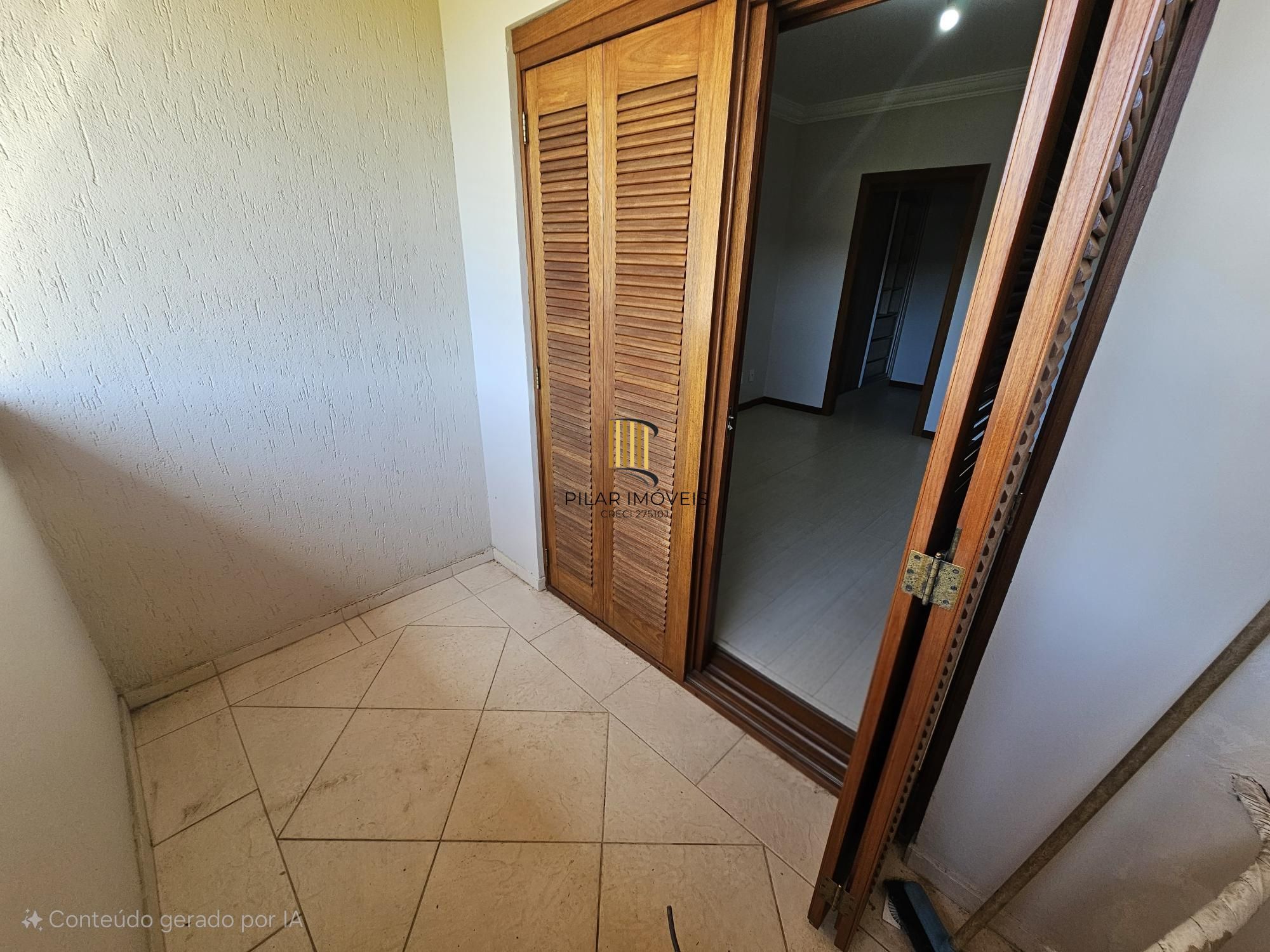 Sobrado 3 dormitórios com lareira, churrasqueira, piscina, 4 vagas garagem com 196,00m² de área construída no bairro Hípica !