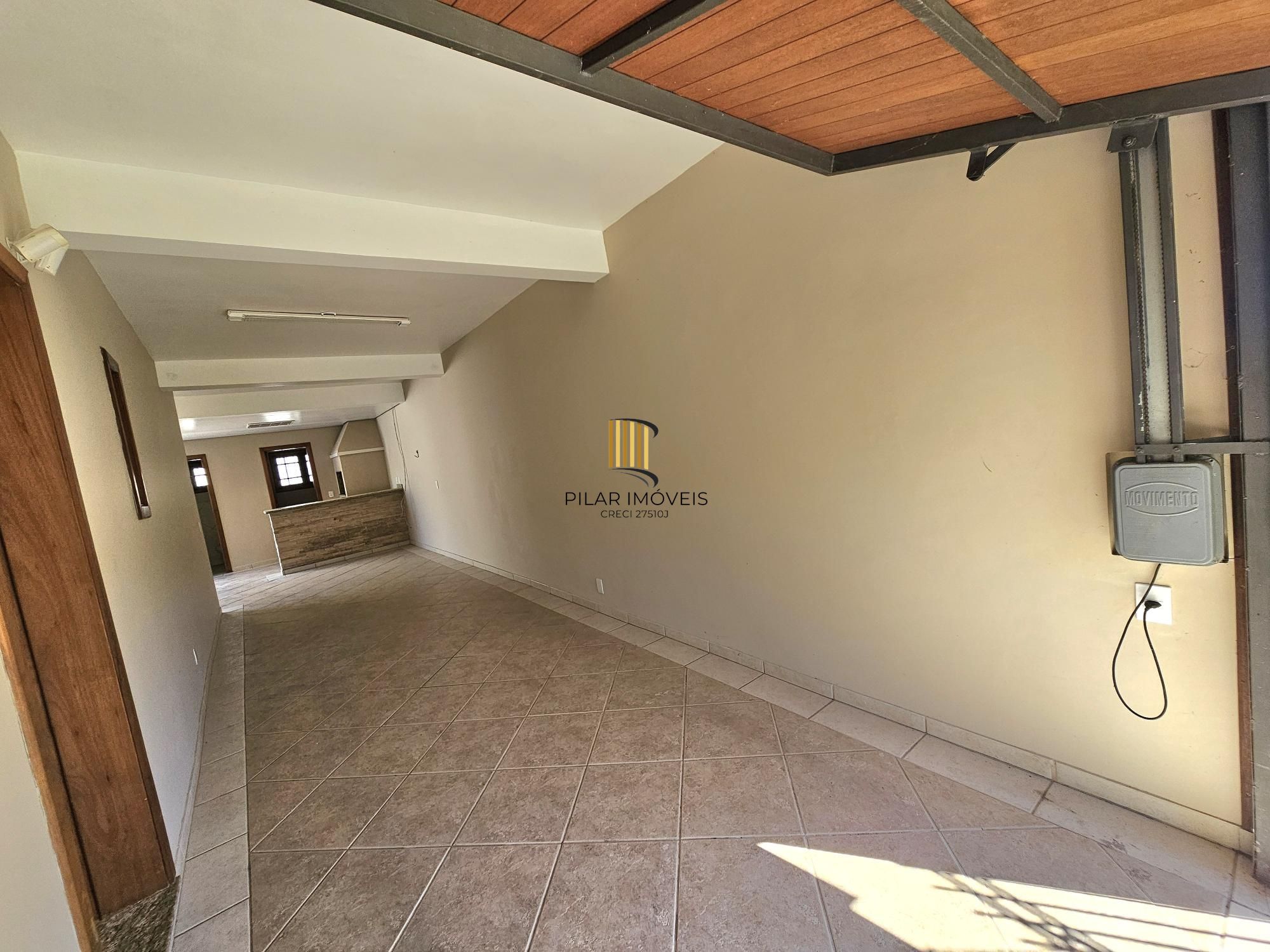 Sobrado 3 dormitórios com lareira, churrasqueira, piscina, 4 vagas garagem com 196,00m² de área construída no bairro Hípica !