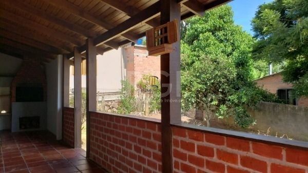 Casa em Porto Alegre, no bairro Hípica, com 2 dormitório(s), e 2 banheiros, à venda.