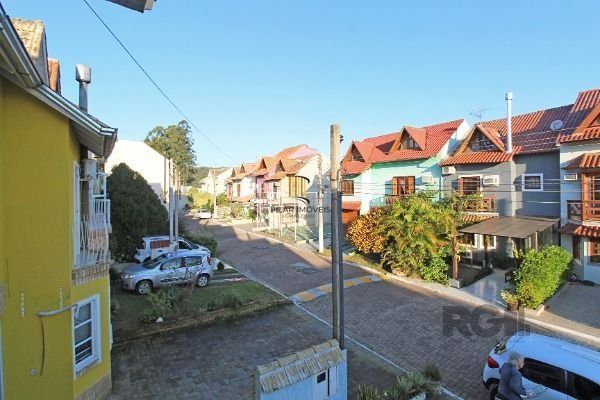 Casa Condominio em Porto Alegre, no bairro Guarujá, com 3 dormitório(s), e 3 banheiros, à venda.