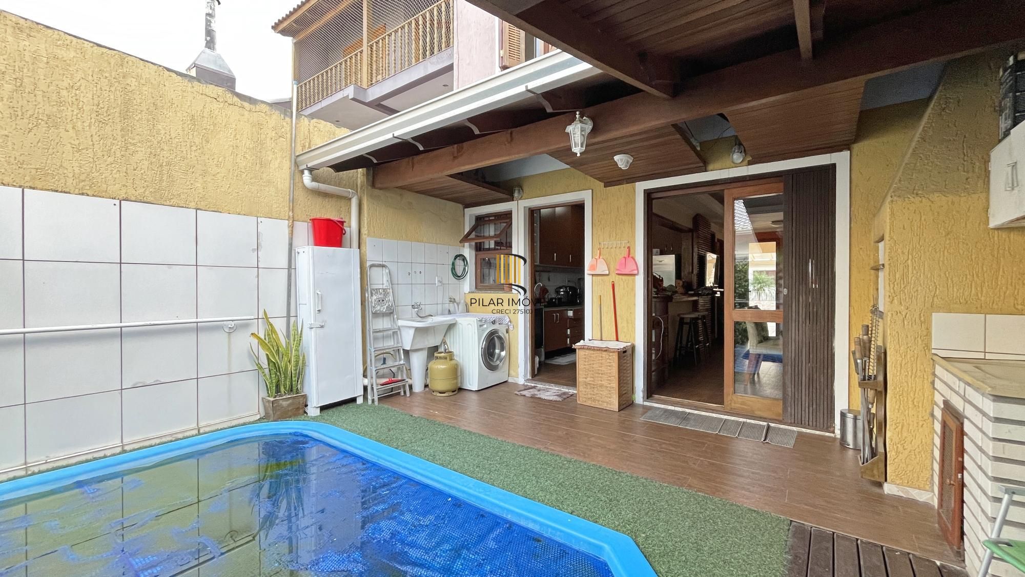 Casa em Porto Alegre, no bairro Hípica, com 3 dormitório(s), e 3 banheiros, à venda.