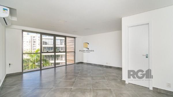 Conjunto/Sala em Porto Alegre, no bairro Tristeza, e 0 banheiros, à venda.