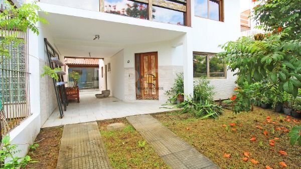 Casa em Porto Alegre, no bairro Hípica, com 3 dormitório(s), e 3 banheiros, à venda.